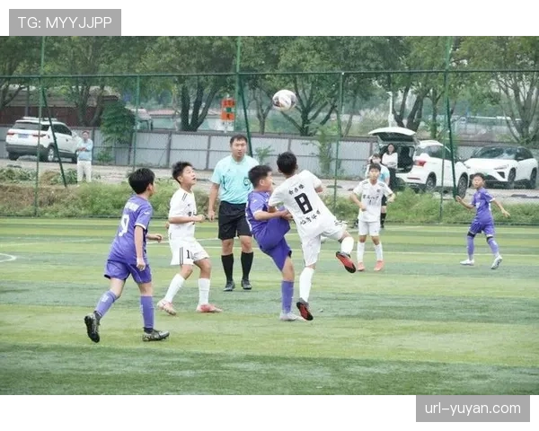 德甲俱乐部开放日,青训小将参与“快速决策与一脚出球”挑战赛 德甲俱乐部开放日,青训小将参与“快速决策与一脚出球”挑战赛