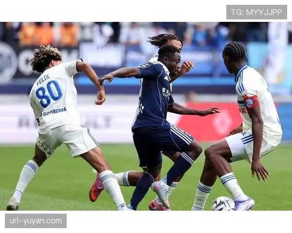 里昂2-0战胜洛里昂，主场全取三分紧追欧战资格区